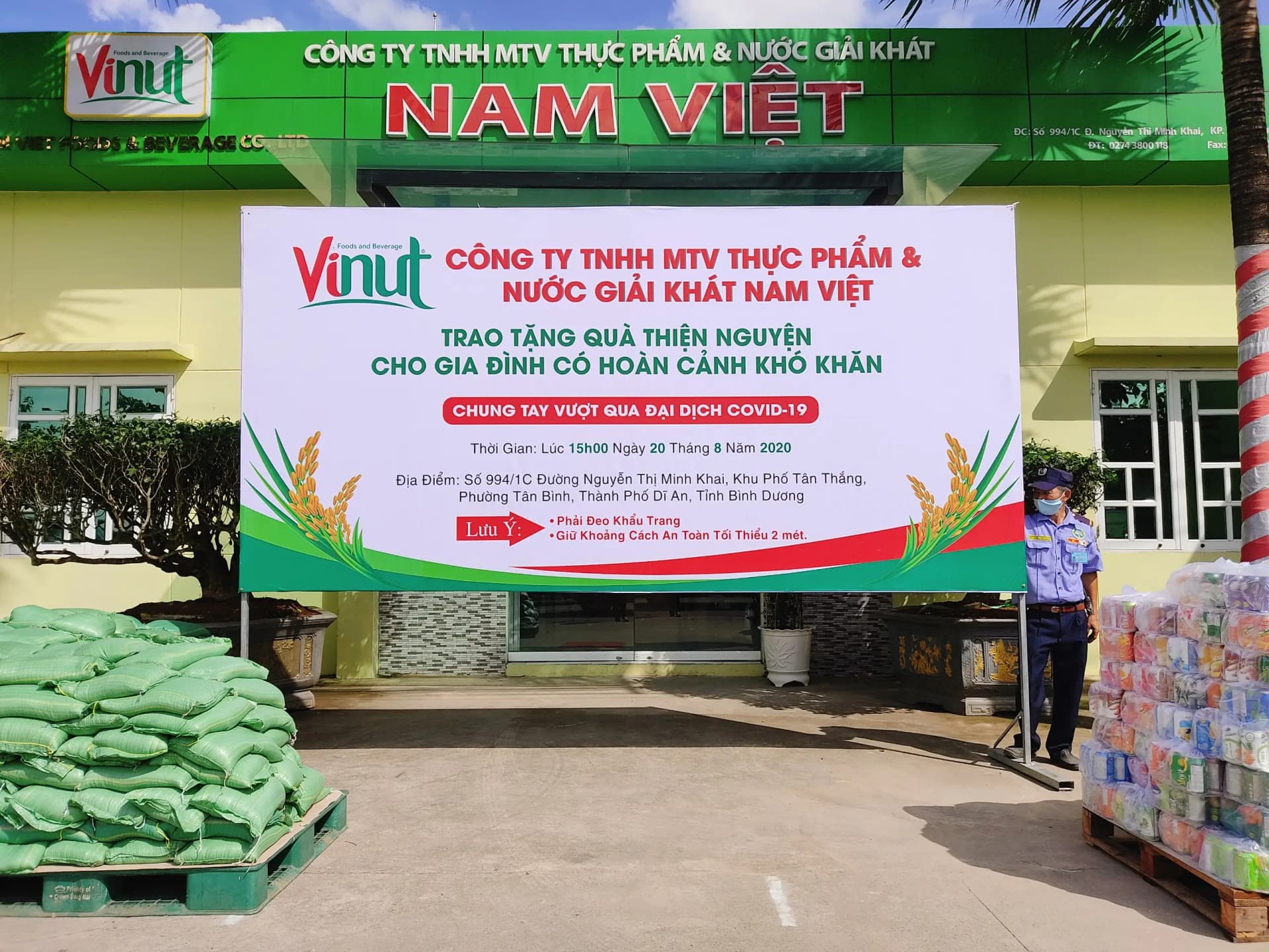 VINUT gives hundreds of presents of rice and water to the people in Binh Duong province