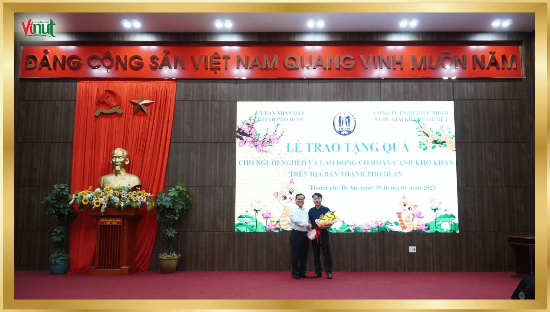 Presenting gifts to people in difficult circumstances in Di An city before Tet 2023