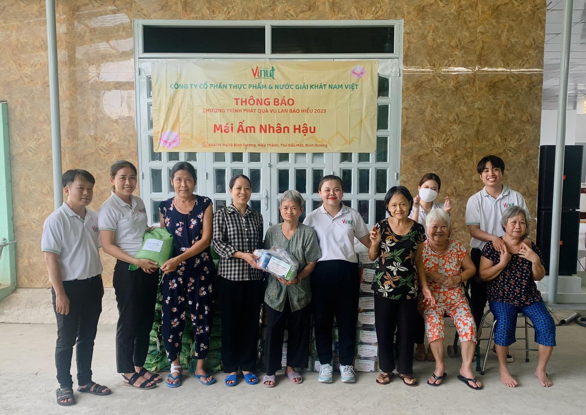 Nam Viet Company Gives 6,000 Gifts to People in Difficult Situations in Vu Lan Festival