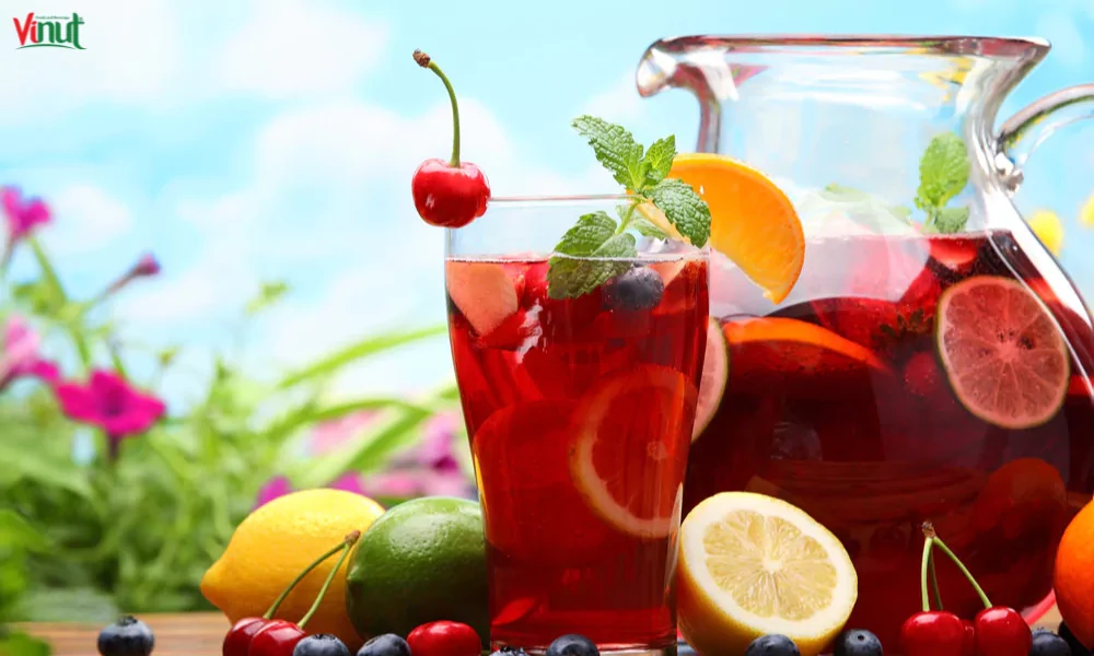 The Top 7 Drinks for New Year: Sip, Savor, and Celebrate 8 VINUT_Fruit Punch: Family-Friendly Fun