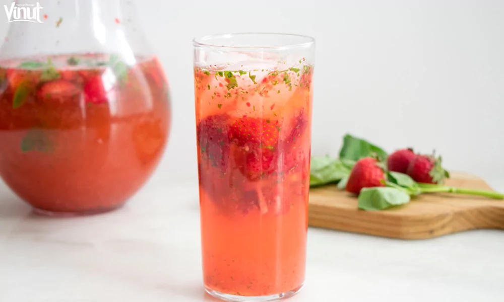 Top Summer Juices for Hydration and Refreshment 4 VINUT_Strawberry Basil Lemonade