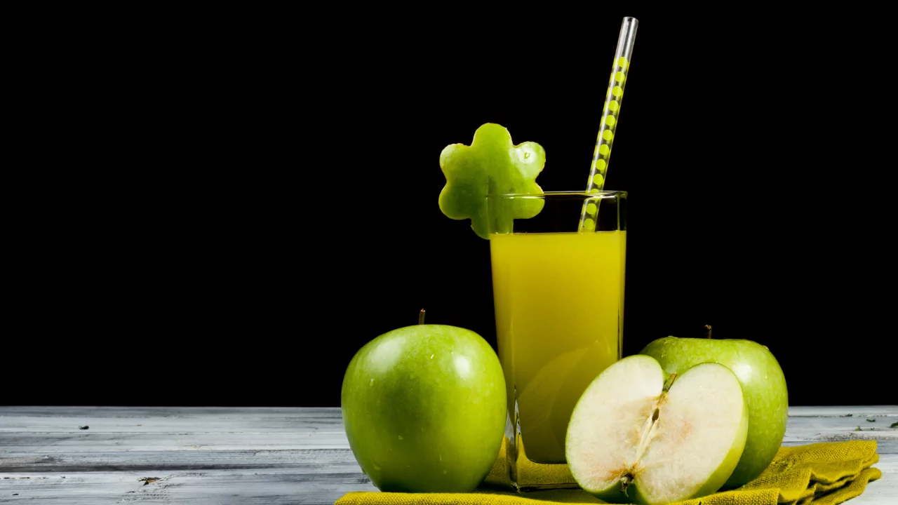 The 5 Best Juices to Start Your Morning 18 VINUT_Green Apple Juice: A Fresh and Balanced Start