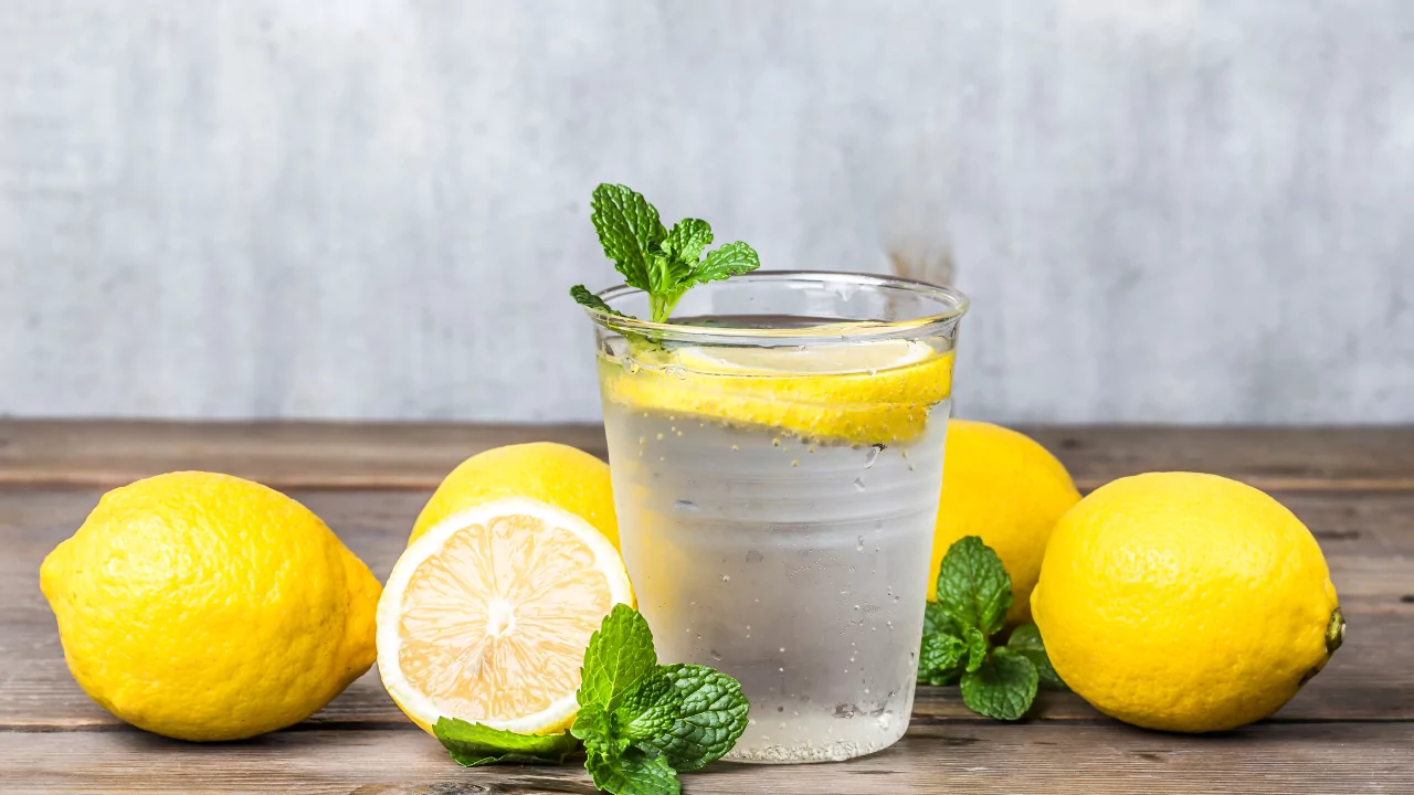 The 5 Best Juices to Start Your Morning 19 VINUT_Lemon Water: A Simple Yet Powerful Morning Ritual
