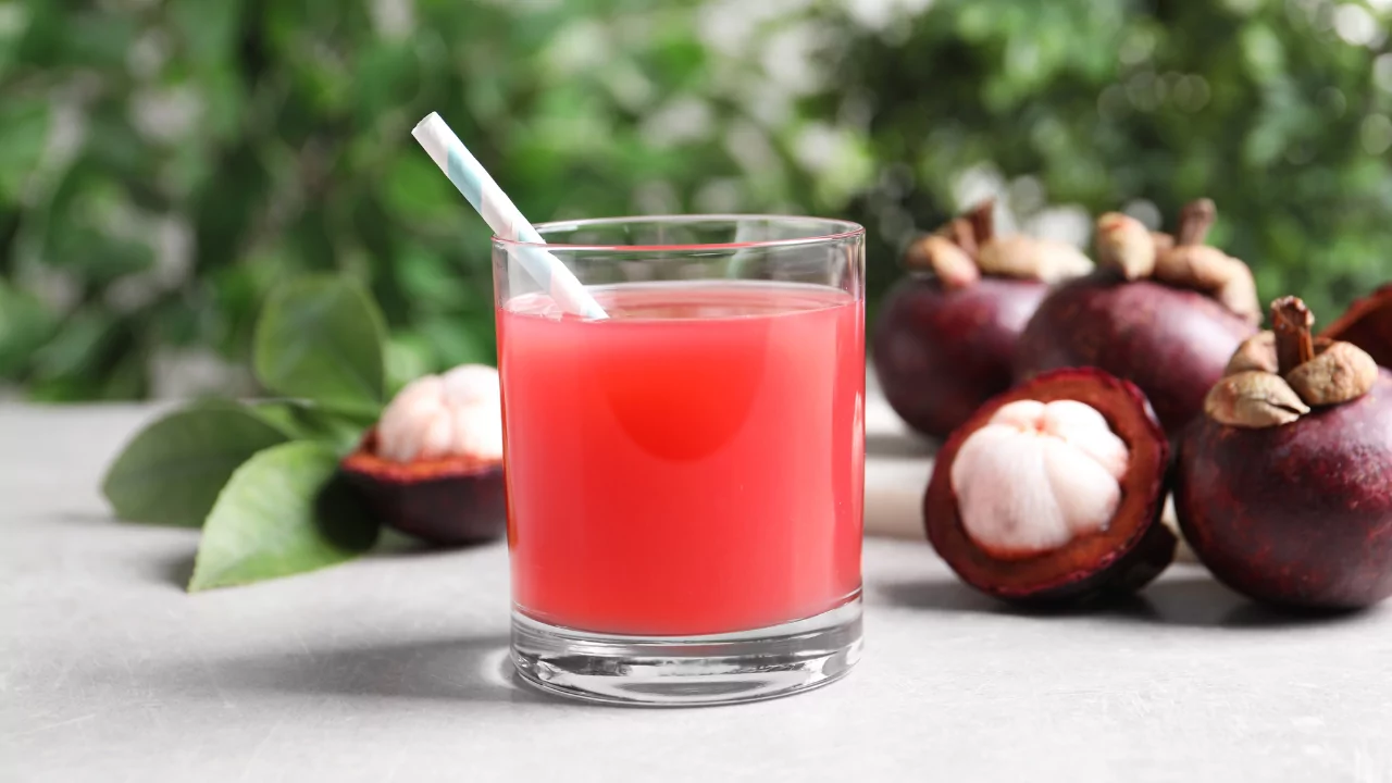 Mangosteen Juice vs Other Superfruit Juices: Which One Wins? 11 Mangosteen Juice vs Other Superfruit Juices: Which One Wins?